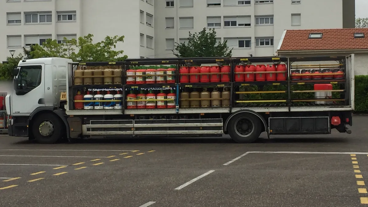 Verteiler-Lkw mit Gasflaschen auf der Ladefläche, ein typischer Fall für die 1000-Punkte-Regel