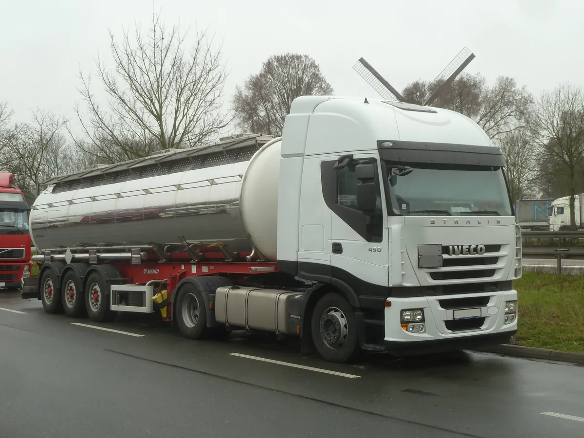Vrachtwagen met een roestvrijstalen tankoplegger, het soort tank waarin bijtende stoffen van klasse 8 rijden