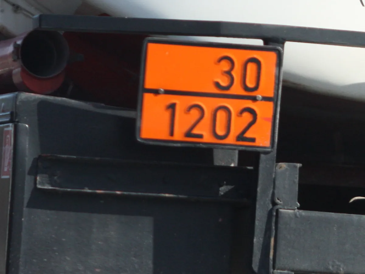 Warntafel mit der UN-Nummer 1202 für Dieselkraftstoff am Heck eines Tankwagens auf der Autobahn