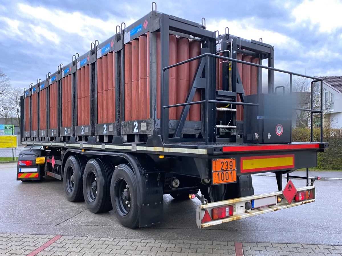 An ADR load on the road in Lower Austria, a gas cylinder trailer with orange plate 239/1001