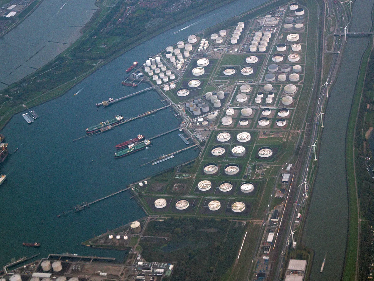 Luchtfoto van de Zevende Petroleumhaven in de Europoort, met tankopslag en tankers aan de steigers