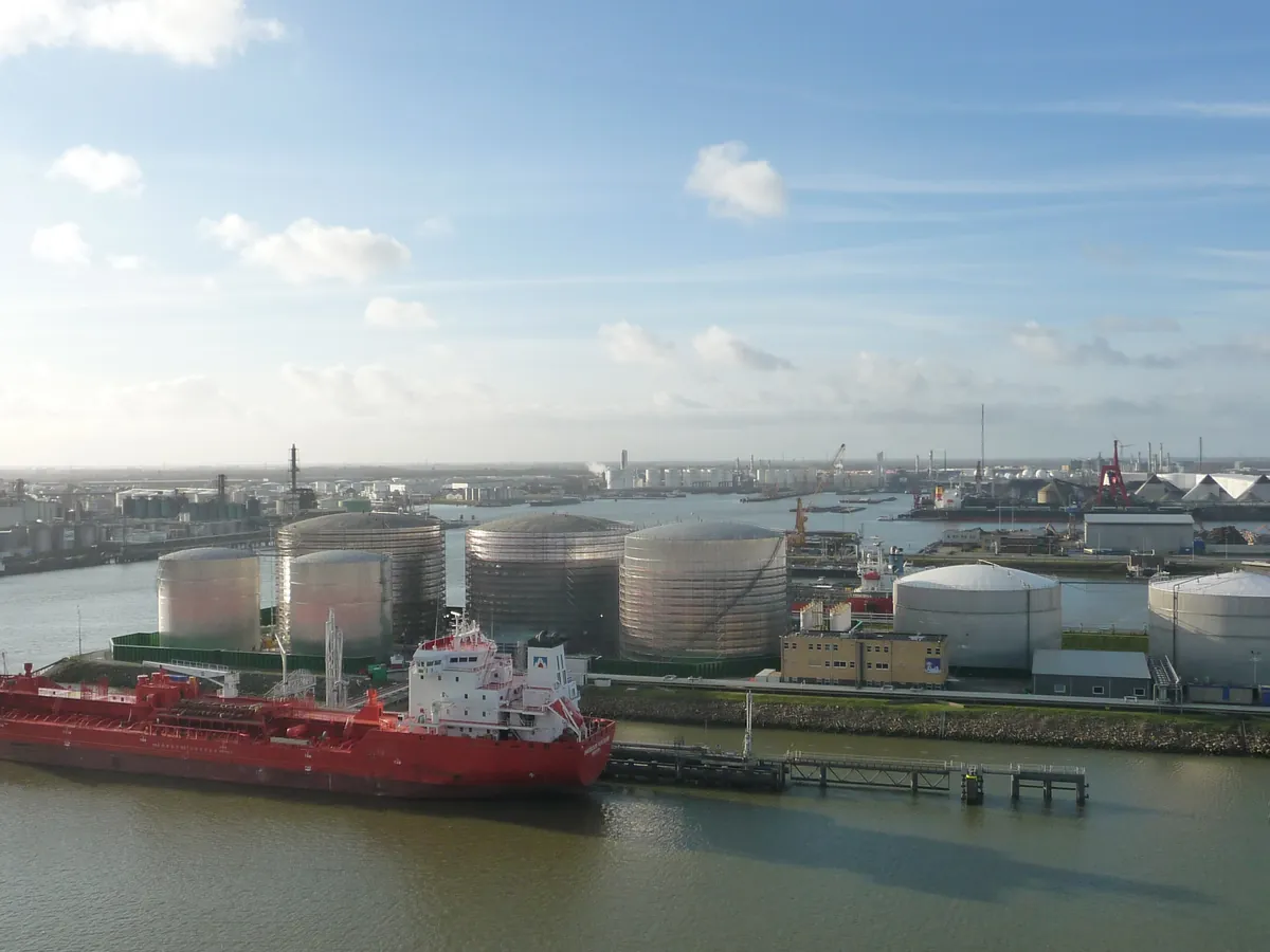 Chemicaliëntanker aan een steiger in de Botlek, voor de opslagtanks van de Rotterdamse chemiehaven