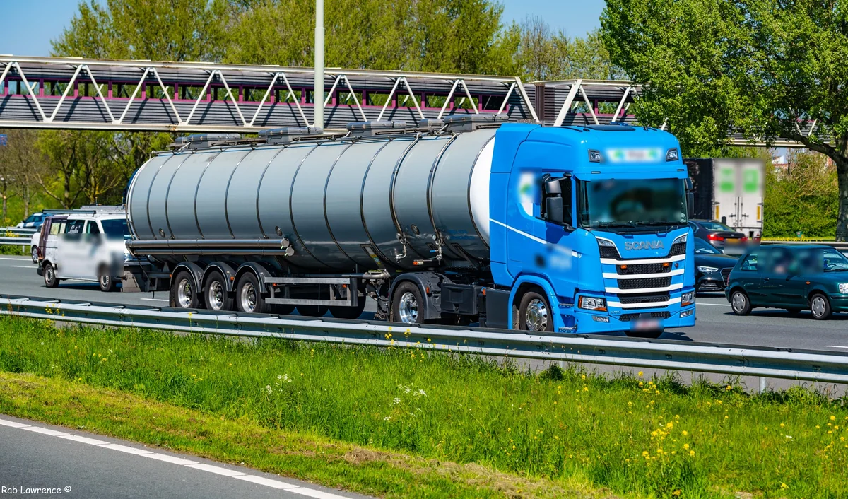Stainless tank semi-trailer on the A16 motorway towards Zwijndrecht near Rotterdam, the kind of barrel this network matches to chemical loads