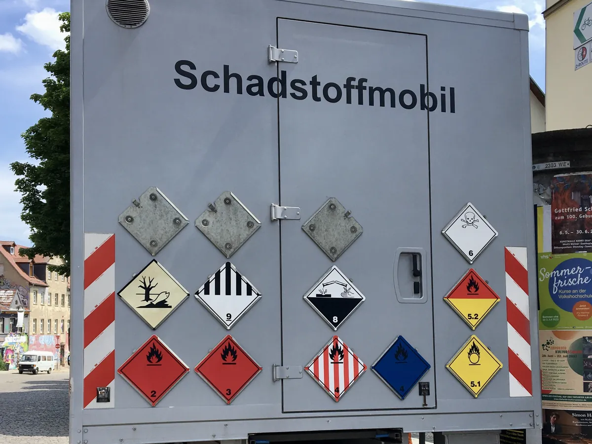 Heck eines Schadstoffmobils mit den Gefahrzetteln aller ADR-Klassen, Sammlung gefährlicher Abfälle