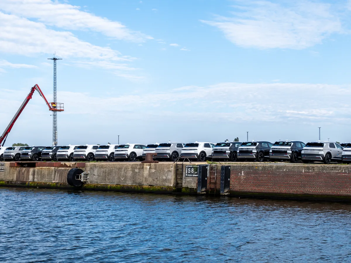 Neuwagen in Reihen am Kaiserhafen in Bremerhaven, bereit zur Verschiffung