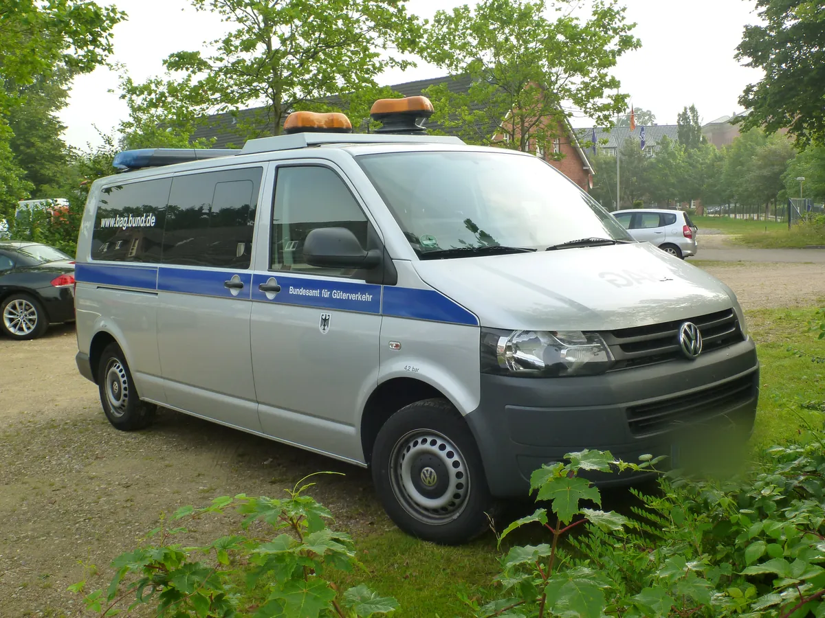 Kontrollfahrzeug des Bundesamts für Güterverkehr, die Straßenkontrolle, die die Papiere eines Frachtführers bestehen müssen