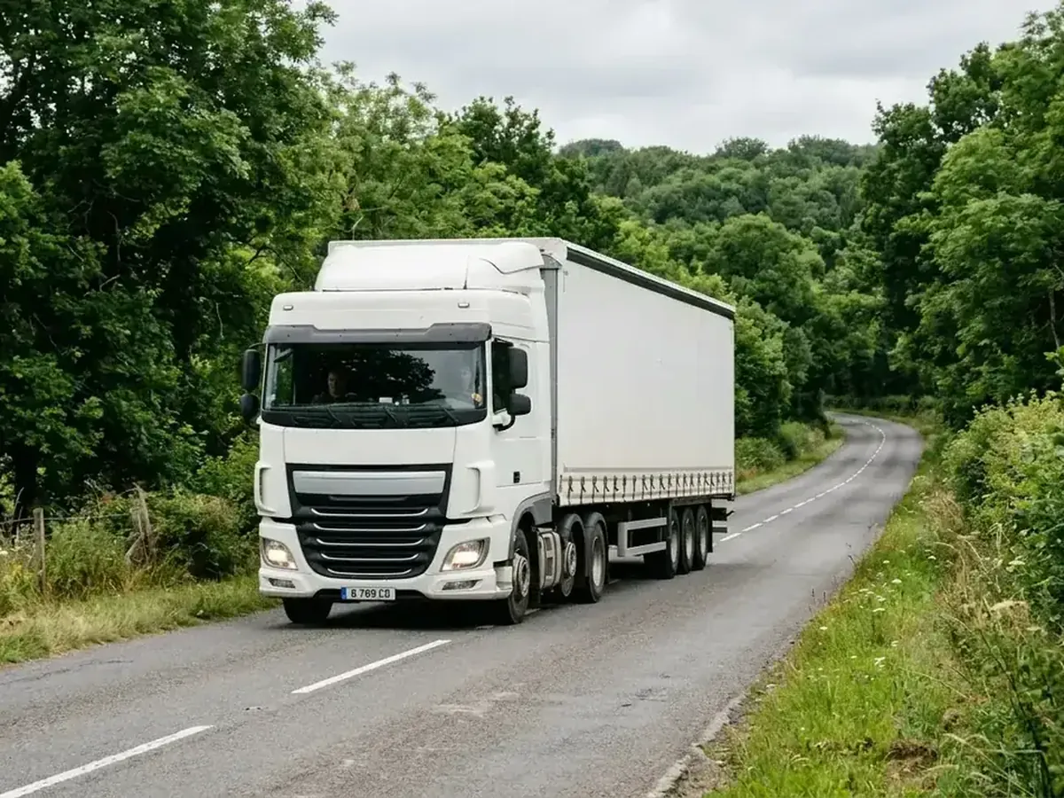 Weißer Planensattelzug auf einer Landstraße, allgemeiner Straßentransport für Frachtführer