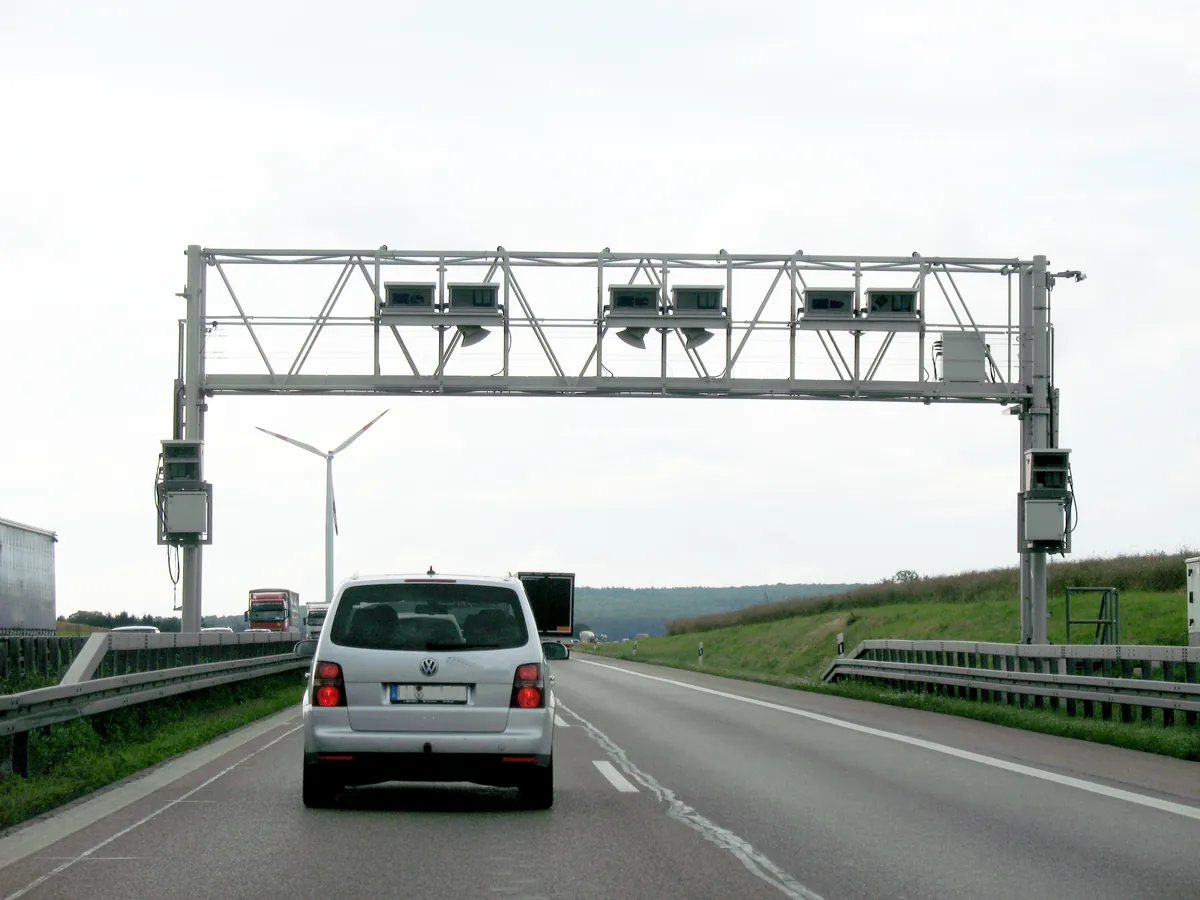 Mautbrücke über einer deutschen Autobahn, die Lkw-Maut als Teil der Frachtkosten