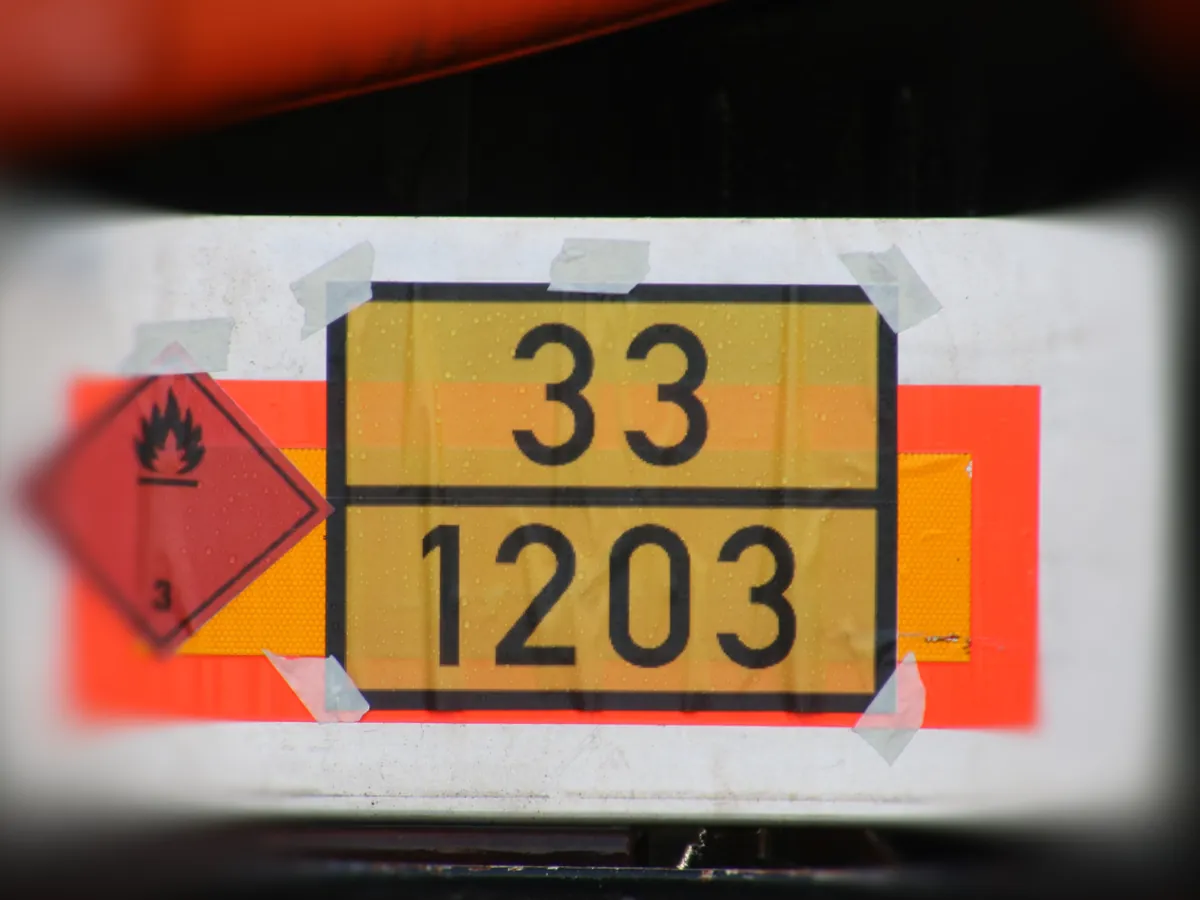 Orangefarbene Warntafel 33/1203 neben dem Gefahrzettel der Klasse 3, die Kennzeichnung eines Benzintransports