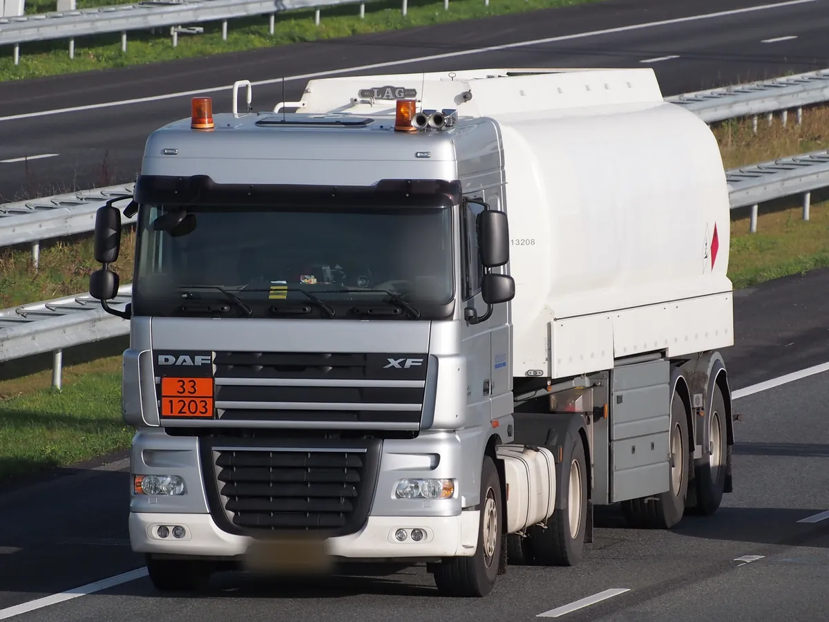 Tanksattelzug mit Warntafel 33/1203 auf einer Autobahn, Gefahrgut im täglichen Straßenverkehr