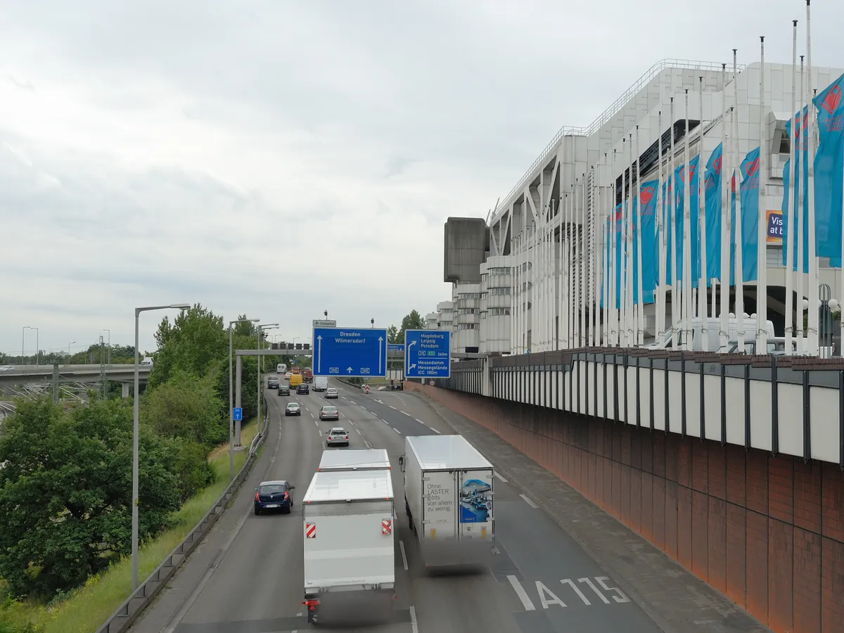 Zwei Lkw auf der A100 am Funkturm in Berlin, Fahrtrichtung Süden
