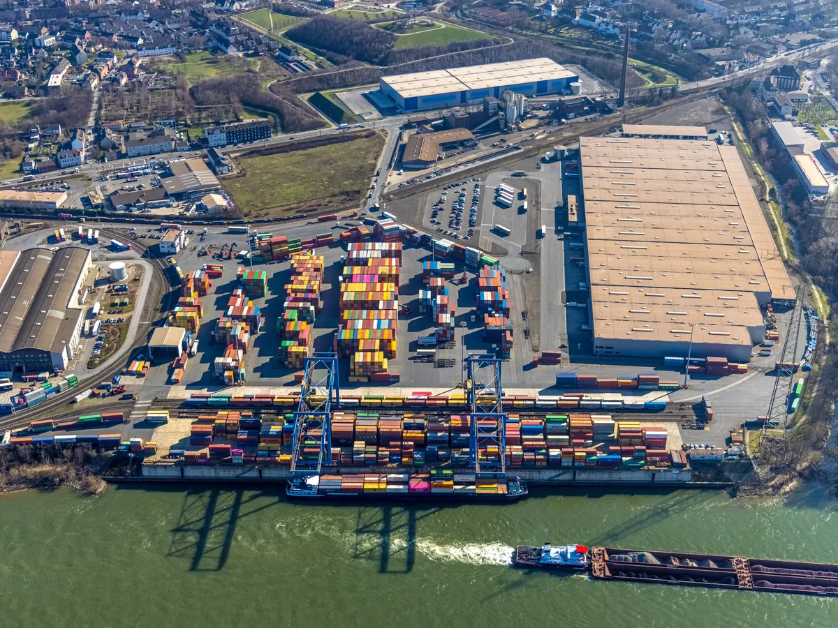 Luftbild von logport II am Rhein in Duisburg, mit Containerterminal, Kränen und Lkw