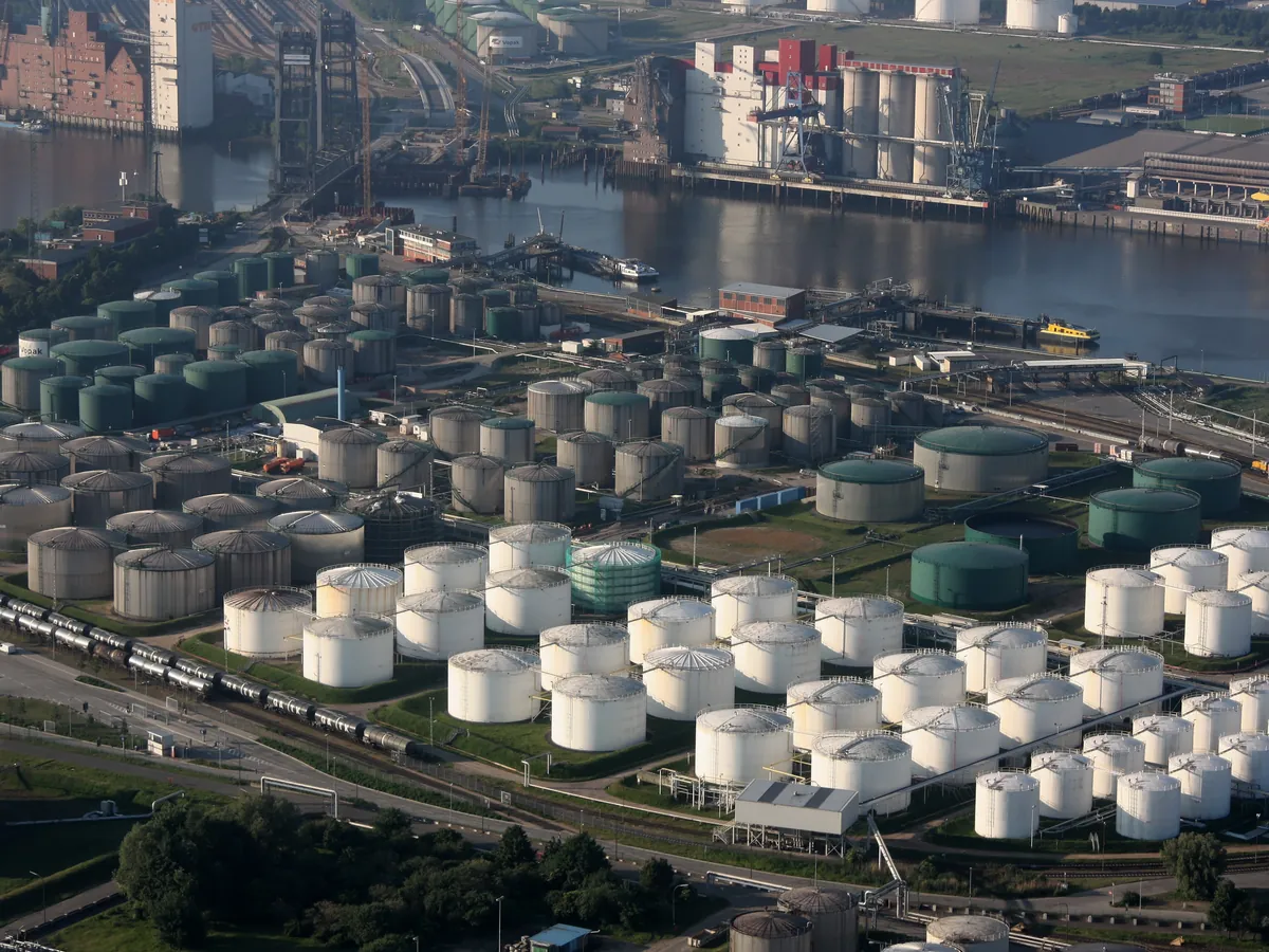 Luftbild der Tanklager an der Rethe im Hamburger Hafen, von denen viele Gefahrguttransporte ausgehen