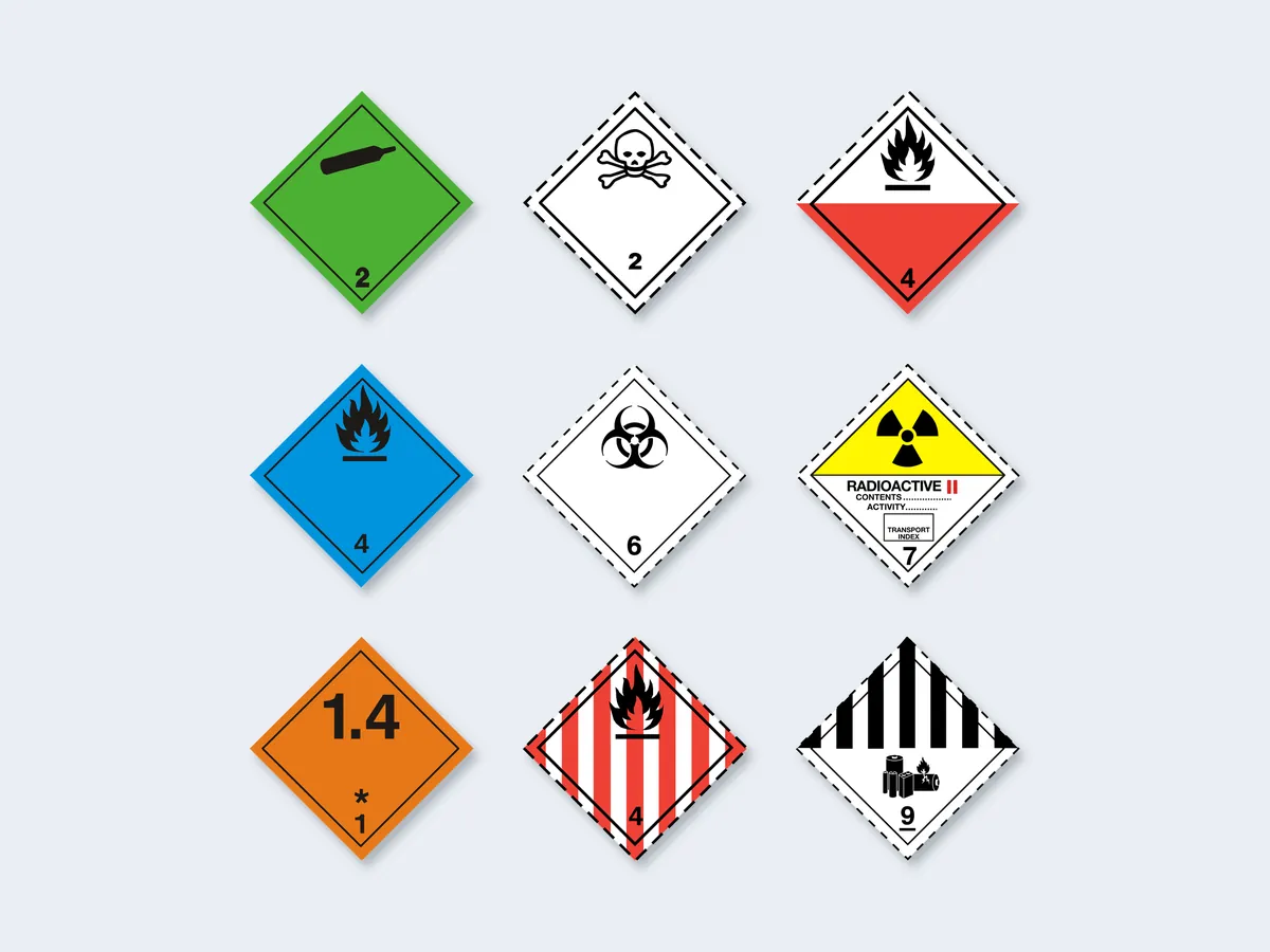 Gefahrzettel nach ADR, darunter 2.2, 2.3, 4.2, 4.3, 6.2, 7B, 1.4, 4.1 und 9A