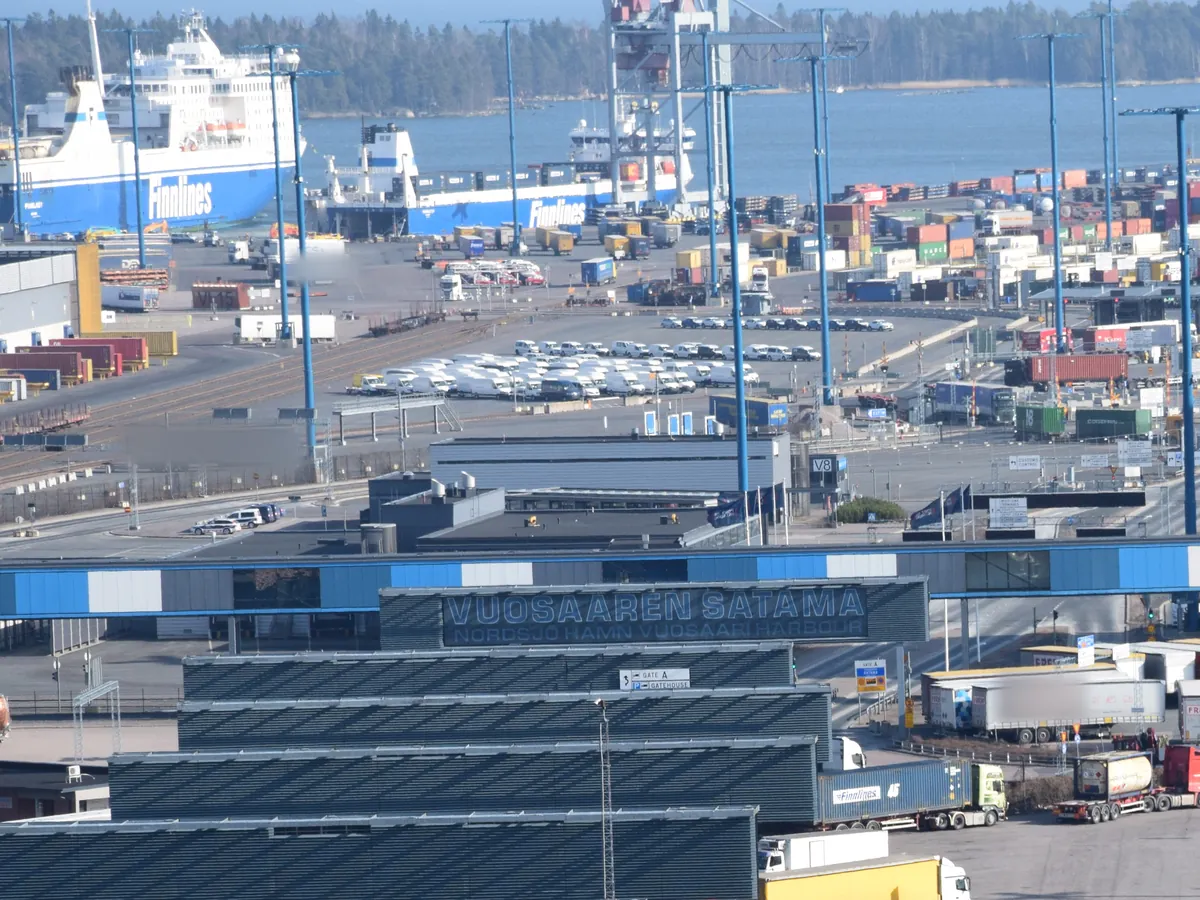 Lkw-Aufstellflächen im Hafen Vuosaari in Helsinki, wo die Fähren aus Deutschland anlegen