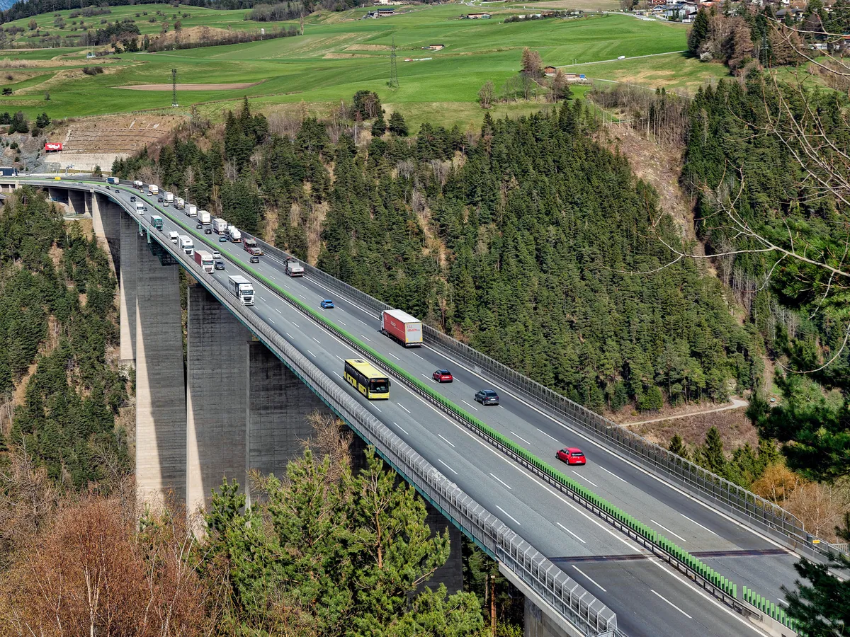 Lkw-Kolonne auf der Europabrücke der Brennerautobahn in Tirol, der Hauptroute nach Italien