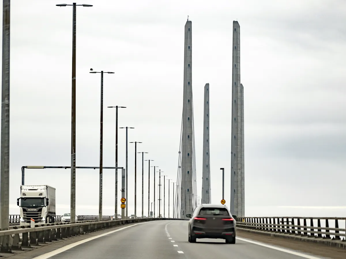 Ein Sattelzug auf der Öresundbrücke zwischen Kopenhagen und Malmö, der Straßenweg nach Schweden