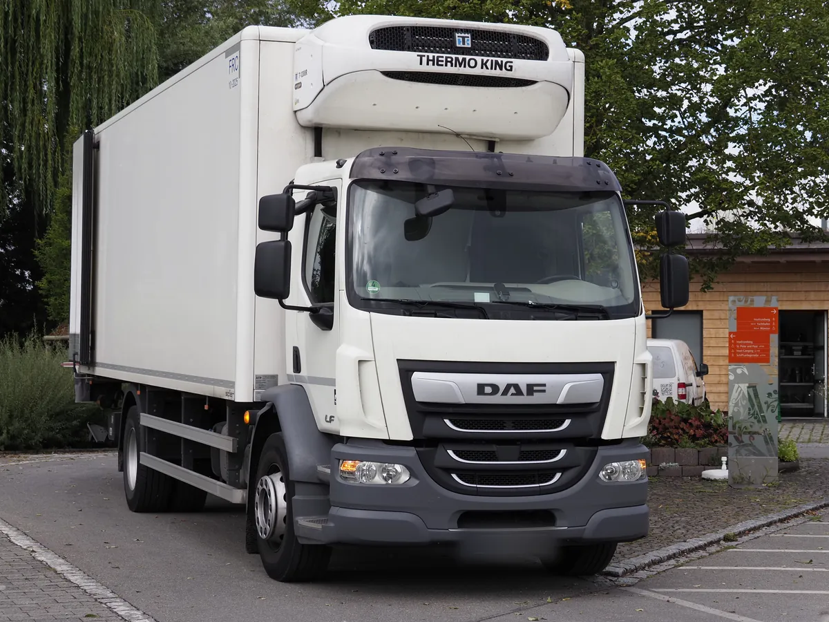 Rigid reefer lorry with a refrigeration unit on the front of its insulated box